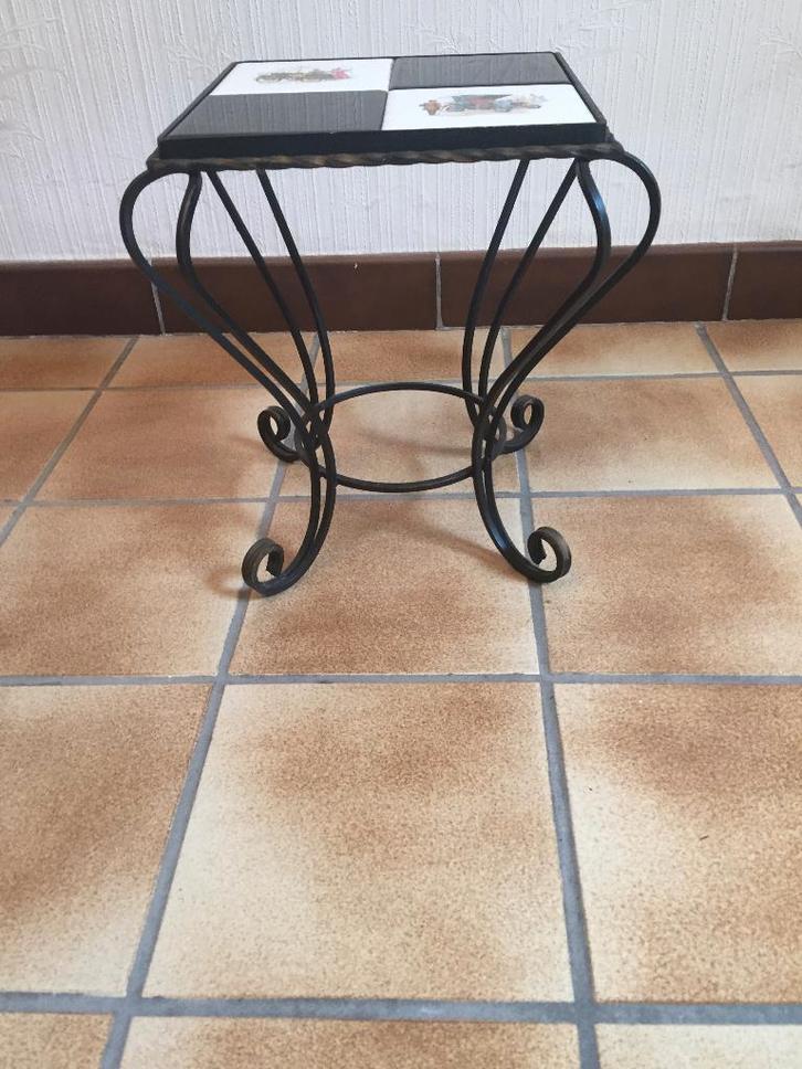 Table d'appoint ancienne avec carrelage de Villeroy & Boch, Maison & Meubles, Tables | Tables d'appoint, Enlèvement