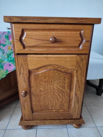 Bijzetkastje in eik beschikbaar voor biedingen