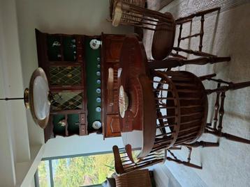 Kerselare kast, tafel en 4 stoelen beschikbaar voor biedingen