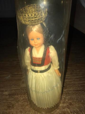 Antieke pop  beschikbaar voor biedingen