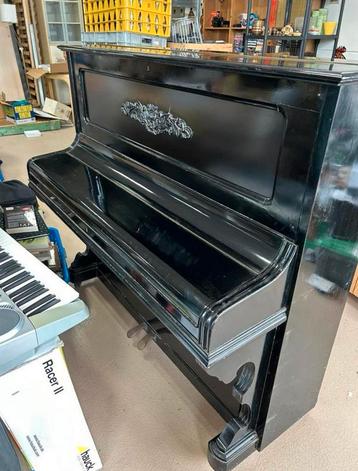 Zwarte piano – Cotto Berlin  beschikbaar voor biedingen