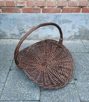 Retro rieten mand  beschikbaar voor biedingen