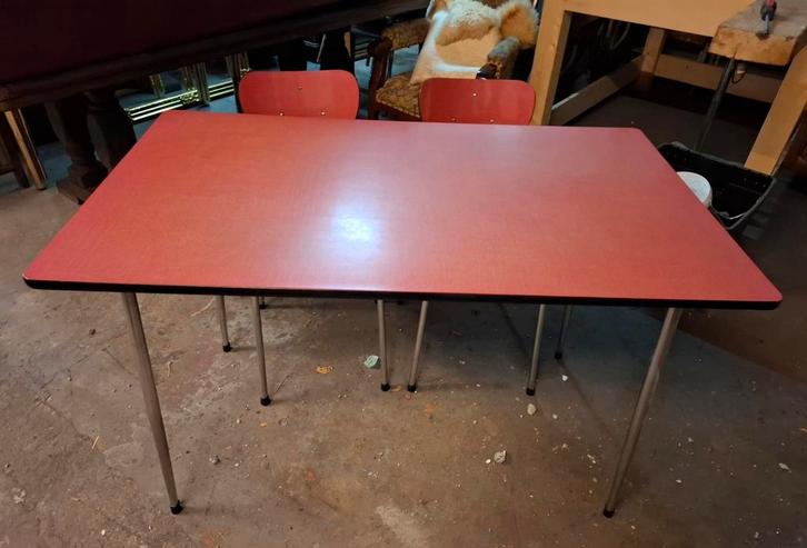 Table formica rouge avec 2 chaises. 1970, Maison & Meubles, Tables | Tables mange-debout, Utilisé, Enlèvement