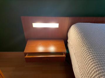 Lit  vintage, tables de nuits attenantes, éclairage integré, Enlèvement, Comme neuf, Bois, 45 à 65 cm