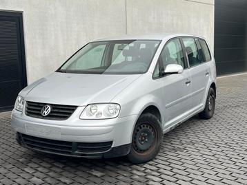 Volkswagen Touran 1.9tdi 2005 230.000km, Auto's, Voorwielaandrijving, Zwart, Bedrijf, 5 deurs