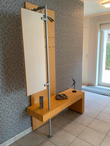 Moderne garderobe beschikbaar voor biedingen