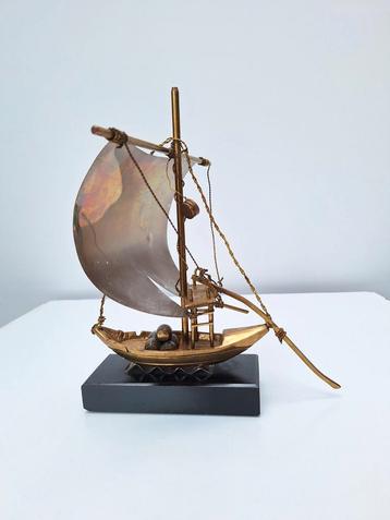 Vintage messing zeilschip/ jonk/sampan op sokkel beschikbaar voor biedingen