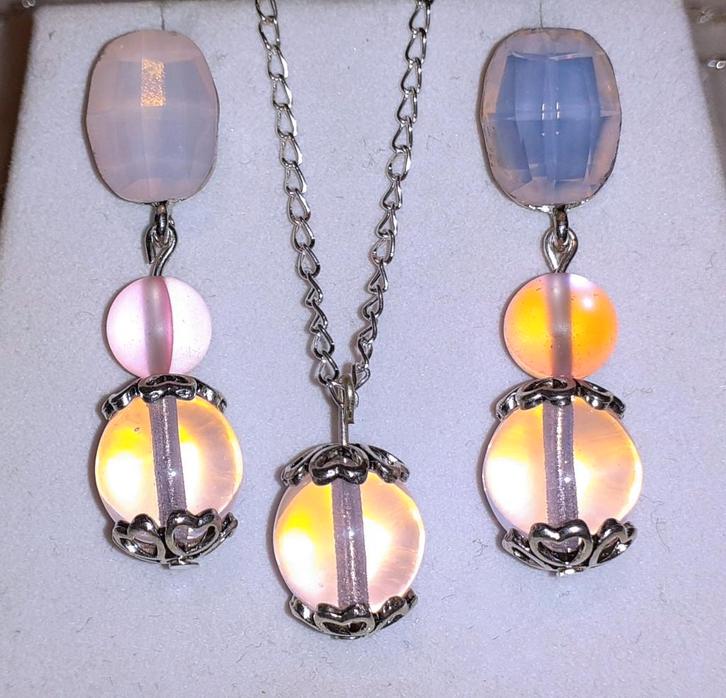 Juwelenset met speciale roze opaliet opaal, Bijoux, Sacs & Beauté, Colliers, Neuf, Autres matériaux, Rose, Avec pendentif, Avec strass