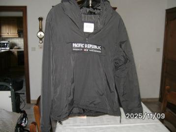 Een zwarte Hoody beschikbaar voor biedingen