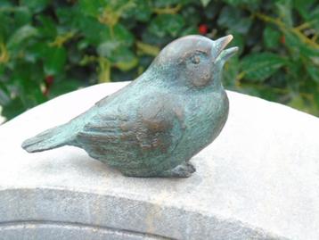 beeld van een vogel in groen gepatineerd brons, op ware groo, Tuin en Terras, Ophalen, Nieuw, Overige materialen, Dierenbeeld