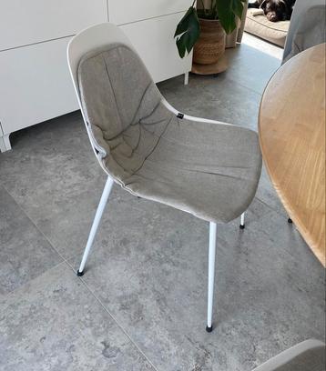 6 witte stoelen Joli beschikbaar voor biedingen