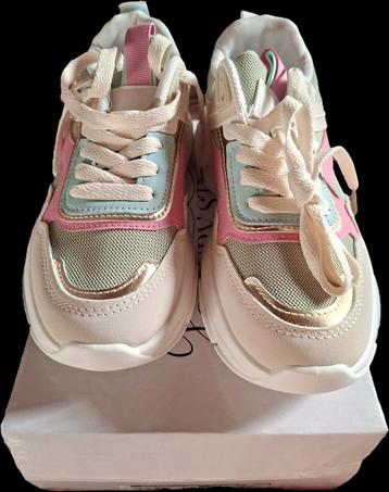 Vrolijke 'dad sneakers' in pastelkleuren beschikbaar voor biedingen