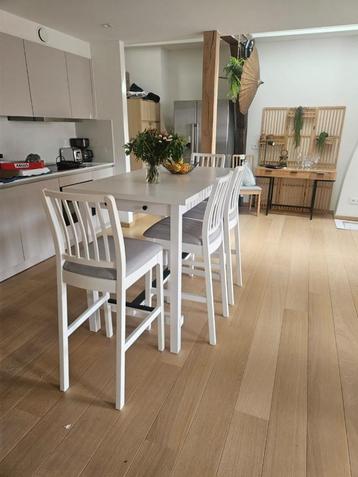 IKEA hoge bartafel 140x80x105cm + 4 kinderstoelen beschikbaar voor biedingen