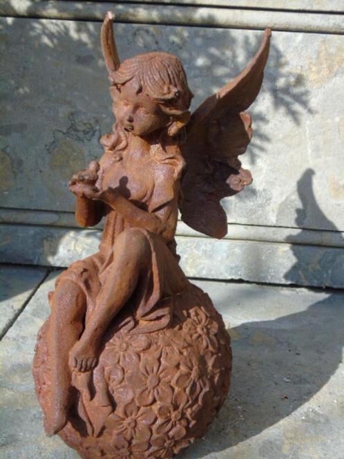 statue d une elfe assise sur boule a fleurs en fonte rouillé, Jardin & Terrasse, Statues de jardin, Neuf, Ange, Métal, Enlèvement ou Envoi
