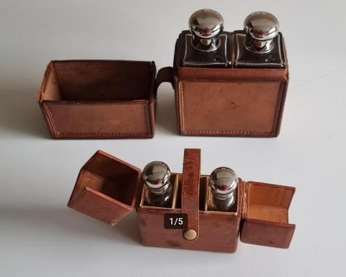 Flacons de parfum anciens avec étui de voyage en cuir., Antiquités & Art, Antiquités | Verre & Cristal, Enlèvement ou Envoi
