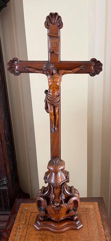 Grote handgesneden houten crucifix, Napoleon III, ca 1860 beschikbaar voor biedingen
