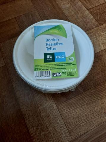 nieuwe pakjes van 25 kartonnen wegwerpborden  beschikbaar voor biedingen