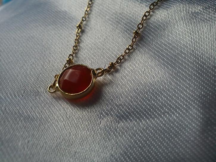 Bracelet doré avec une pierre de grenat, Bijoux, Sacs & Beauté, Bracelets, Neuf, Or, Rouge, Avec pierre précieuse, Enlèvement ou Envoi