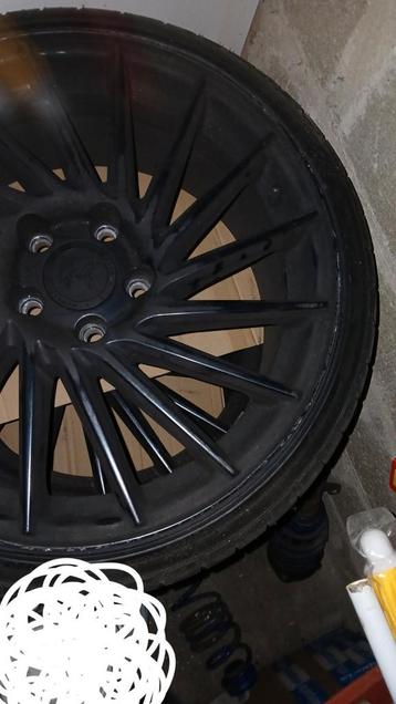 Pneus KESKIN 17" + jantes + accessoires [audi A3]  disponible aux enchères