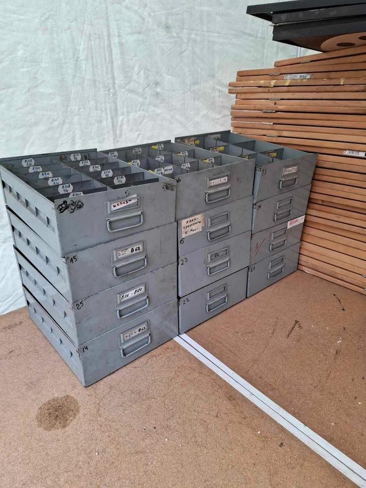 Magazijnbakjes laatste 16 stuks met onderverdelingen, Hobby en Vrije tijd, Overige Hobby en Vrije tijd, Zo goed als nieuw, Ophalen