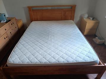 Lit en merisier 1m60 + lattoflex + matelas en très bon état, Enlèvement, Comme neuf, Deux personnes