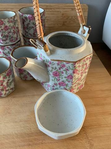 Theepot en 6 kopjes met bloemmotief beschikbaar voor biedingen