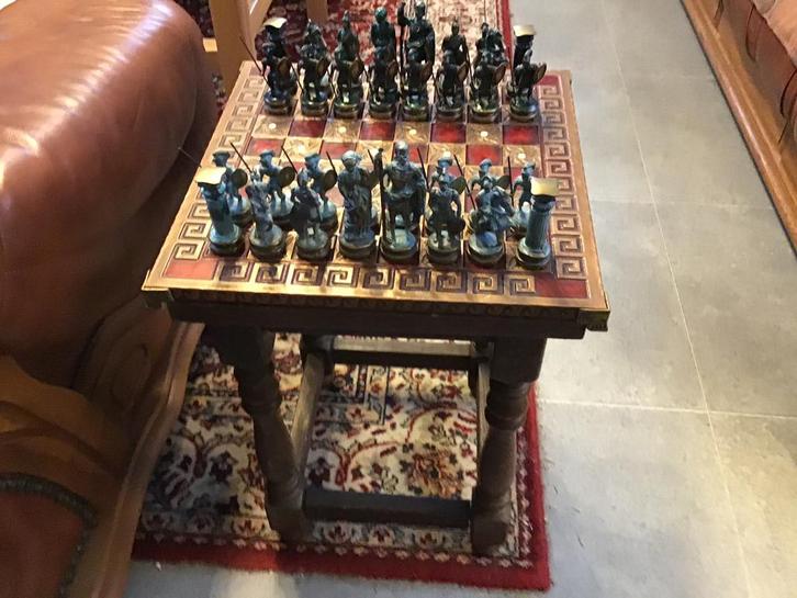 Prachtige klasse schaaktafel, ijzeren bord & metalen figuren, Hobby en Vrije tijd, Gezelschapsspellen | Bordspellen, Zo goed als nieuw