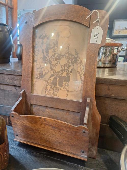 Nostalgische oude ophangbare krantenbak / wandmeubel, Antiek en Kunst, Antiek | Woonaccessoires, Ophalen