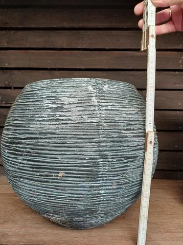 4 grote bloempotten  beschikbaar voor biedingen