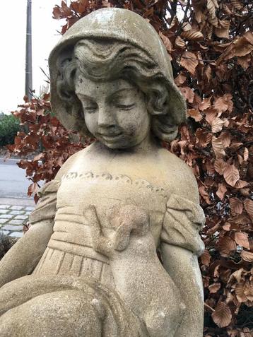 Oud Engels stenen Tuinbeeld ( meisje met puppy’s) beschikbaar voor biedingen