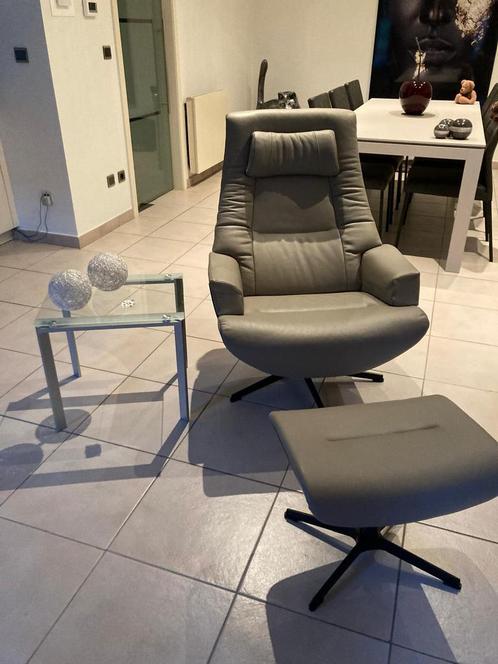 Mooie design lederen relax zetel met voetbank, Huis en Inrichting, Fauteuils, Zo goed als nieuw, Ophalen