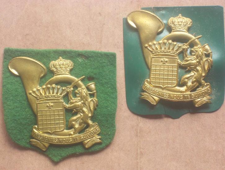Insignes 2e Régiment de Chasseurs à Pied dissout en 1994, Verzamelen, Militaria | Algemeen, Landmacht, Embleem of Badge, Verzenden