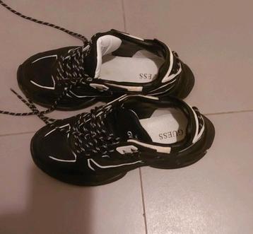 Sneakers GUESS taille 42, Enlèvement, Comme neuf, Baskets