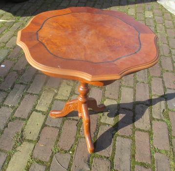 Mooi Sierlijk Houten Tafeltje op 3 poten beschikbaar voor biedingen