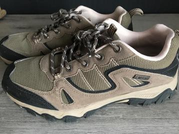 Wandelschoenen maat 38. Regenjas maat XXL