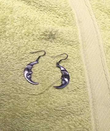 Oorhangers Maan beschikbaar voor biedingen