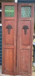 2 oude prachtige deurtjes, gekleurd glas, snijwerk midden, Antiek en Kunst, Ophalen of Verzenden