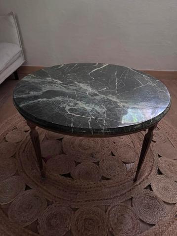 Antieke marmeren tafel beschikbaar voor biedingen