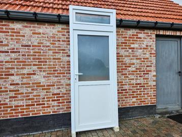 Prachtige Pvc Deur met kiepraamje beschikbaar voor biedingen