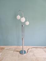 Vloerlamp in verchroomd metaal en opaline globe, 1970, Ophalen