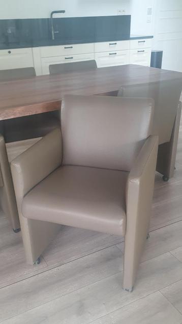 Stoelen op wielen beschikbaar voor biedingen
