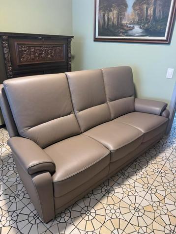 Comfortabele taupe faux‑leder 3‑zit zetel beschikbaar voor biedingen