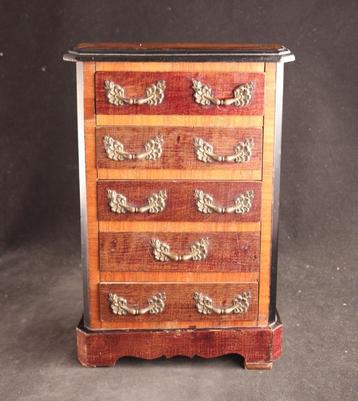 Antiek model van een ladekastje beschikbaar voor biedingen