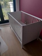 Babybed 140x70 + matras + matrasbeschermer en 3 hoeslakens, Kinderen en Baby's, Babywiegjes en Ledikanten, Ophalen, Zo goed als nieuw