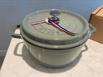 ATTENTION: Staub La Cocotte eucalyptus 24 cm NOUVEAU !, Maison & Meubles, Fonte, Plaque céramique, Enlèvement ou Envoi, Neuf