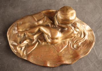 Antieke bronzen inktpot met liggend naakt beschikbaar voor biedingen