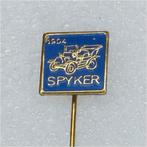 SP0947 Speldje 1904 Spyker blauw, Collections, Broches, Pins & Badges, Utilisé, Enlèvement ou Envoi