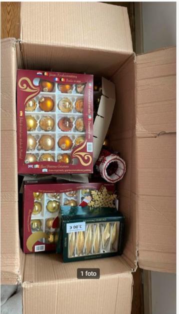 Volledige doos goudkleurige kerstversiering beschikbaar voor biedingen