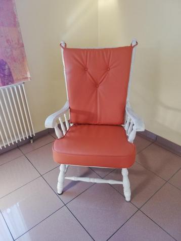 Magnifique fauteuil en chêne massif et cuir à dossier haut.  disponible aux enchères