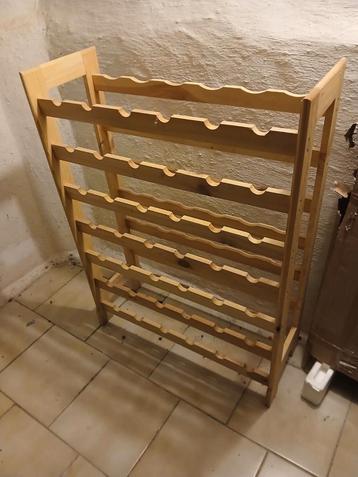 Houten wijnrek beschikbaar voor biedingen